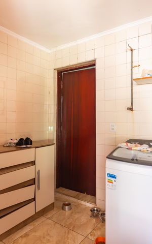 Casa à venda com 300m², 3 quartos e 7 vagas Casa à venda com 300m², 3 quartos e 7 vagasÁrea de Serviço