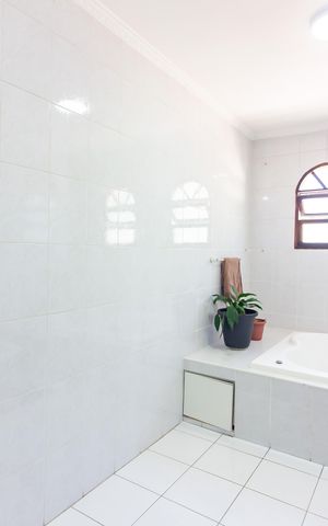 Casa à venda com 300m², 3 quartos e 7 vagas Casa à venda com 300m², 3 quartos e 7 vagasBanheiro da Suíte