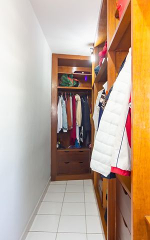 Casa à venda com 300m², 3 quartos e 7 vagas Casa à venda com 300m², 3 quartos e 7 vagasCloset