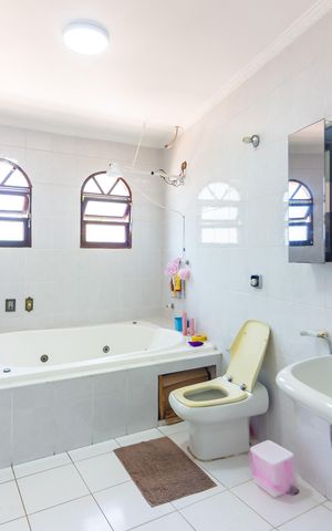 Casa à venda com 300m², 3 quartos e 7 vagas Casa à venda com 300m², 3 quartos e 7 vagasBanheiro da Suíte