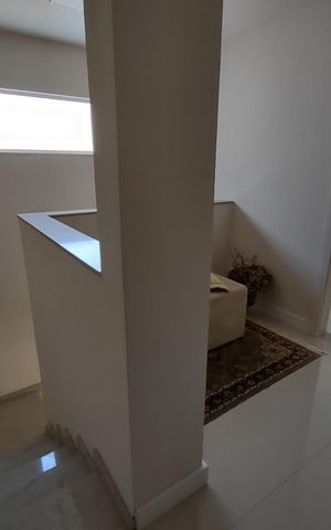 Casa à venda com 140m², 4 quartos e 4 vagas Casa à venda com 140m², 4 quartos e 4 vagasCorredor