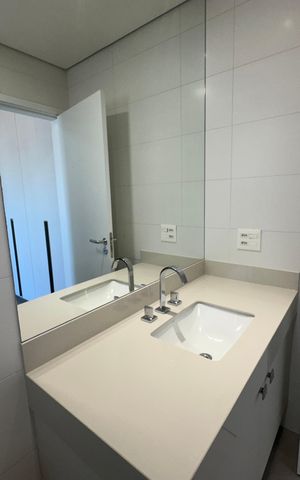 Apartamento para alugar com 228m², 3 quartos e 4 vagas Apartamento para alugar com 228m², 3 quartos e 4 vagasBanheiro da Suíte 1