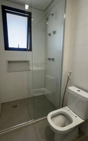 Apartamento para alugar com 228m², 3 quartos e 4 vagas Apartamento para alugar com 228m², 3 quartos e 4 vagasBanheiro da Suíte 1