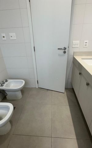 Apartamento para alugar com 228m², 3 quartos e 4 vagas Apartamento para alugar com 228m², 3 quartos e 4 vagasBanheiro 2 da Suíte 3