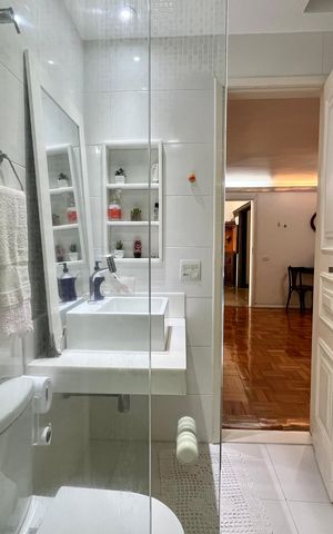 Apartamento à venda com 250m², 3 quartos e 2 vagas Apartamento à venda com 250m², 3 quartos e 2 vagasBanheiro social