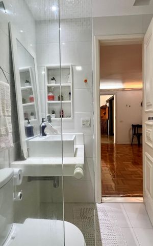 Apartamento à venda com 250m², 3 quartos e 2 vagas Apartamento à venda com 250m², 3 quartos e 2 vagasBanheiro social