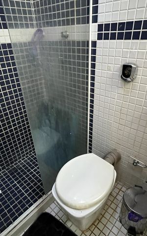 Casa à venda com 610m², 5 quartos e 7 vagas Casa à venda com 610m², 5 quartos e 7 vagasBanheiro quarto 1