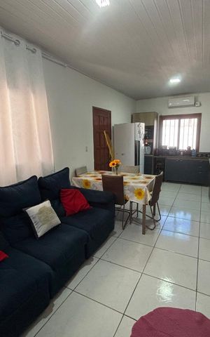 Casa à venda com 100m², 2 quartos e 2 vagas Casa à venda com 100m², 2 quartos e 2 vagasSala