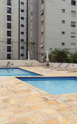 Apartamento à venda com 172m², 3 quartos e 2 vagas Apartamento à venda com 172m², 3 quartos e 2 vagasÁrea comum - Piscina