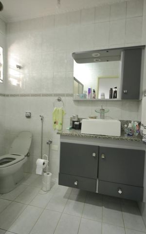 Casa à venda com 250m², 3 quartos e 2 vagasBanheiro 
