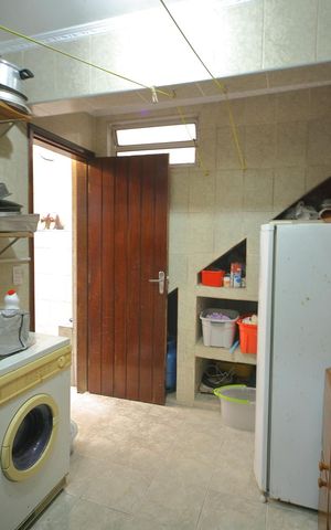 Casa à venda com 250m², 3 quartos e 2 vagasQuarto de serviço/depósito 