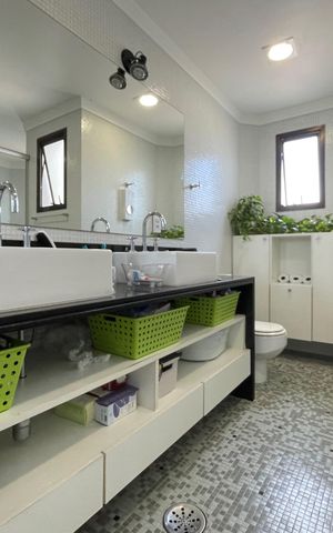 Apartamento à venda com 250m², 4 quartos e 4 vagas Apartamento à venda com 250m², 4 quartos e 4 vagasBanheiro suíte