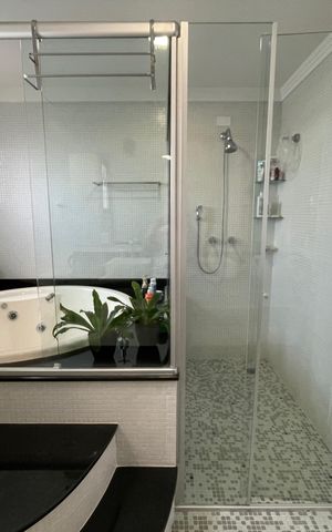 Apartamento à venda com 250m², 4 quartos e 4 vagas Apartamento à venda com 250m², 4 quartos e 4 vagasBanheiro suíte