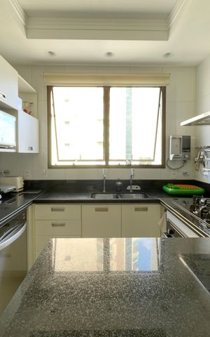 Apartamento à venda com 250m², 4 quartos e 4 vagas Apartamento à venda com 250m², 4 quartos e 4 vagasCozinha