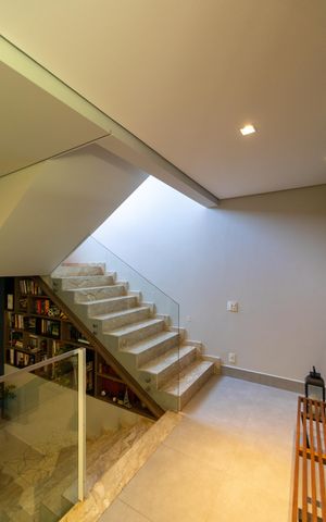 Casa de condomínio à venda com 280m², 4 quartos e 4 vagas Casa de condomínio à venda com 280m², 4 quartos e 4 vagasEscada