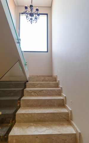 Casa de condomínio à venda com 280m², 4 quartos e 4 vagas Casa de condomínio à venda com 280m², 4 quartos e 4 vagasEscada
