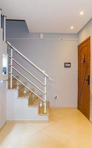 Casa à venda com 140m², 3 quartos e 2 vagas Casa à venda com 140m², 3 quartos e 2 vagasSala