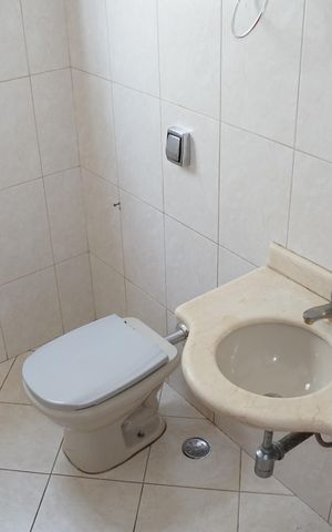 Casa à venda com 350m², 3 quartos e 3 vagasBanheiro 1