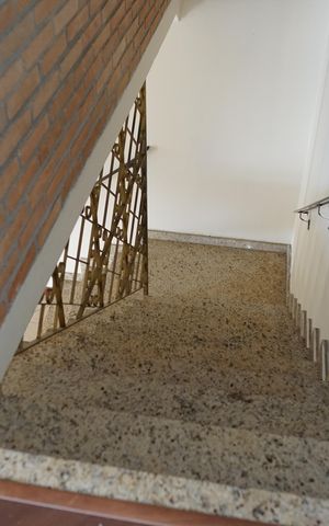 Casa à venda com 350m², 3 quartos e 3 vagasEscada