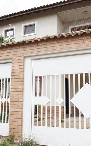 Casa à venda com 350m², 3 quartos e 3 vagasFachada