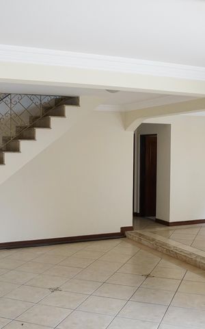 Casa à venda com 350m², 3 quartos e 3 vagasSala