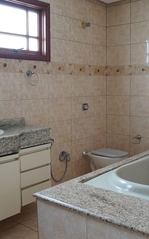Casa à venda com 350m², 3 quartos e 3 vagasBanheiro da Suíte
