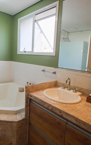 Apartamento à venda com 193m², 3 quartos e 4 vagasBanheiro da Suíte 1