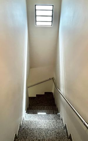 Casa à venda com 156m², 3 quartos e 2 vagasEscada