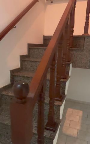 Casa à venda com 240m², 3 quartos e 1 vaga Casa à venda com 240m², 3 quartos e 1 vagaEscada