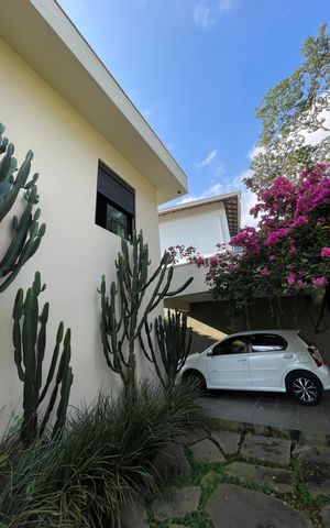 Casa de condomínio para alugar com 200m², 4 quartos e 2 vagas Casa de condomínio para alugar com 200m², 4 quartos e 2 vagasFachada