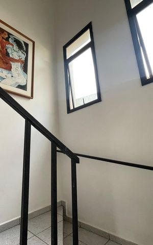 Casa de condomínio para alugar com 200m², 4 quartos e 2 vagas Casa de condomínio para alugar com 200m², 4 quartos e 2 vagasEscada