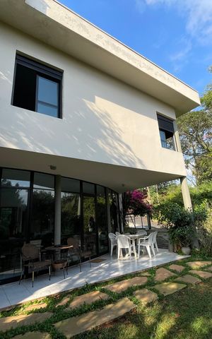 Casa de condomínio para alugar com 200m², 4 quartos e 2 vagas Casa de condomínio para alugar com 200m², 4 quartos e 2 vagasVaranda