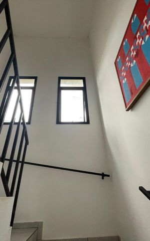 Casa de condomínio para alugar com 200m², 4 quartos e 2 vagas Casa de condomínio para alugar com 200m², 4 quartos e 2 vagasEscada