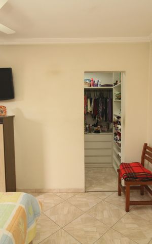 Casa à venda com 240m², 4 quartos e 2 vagasSuíte