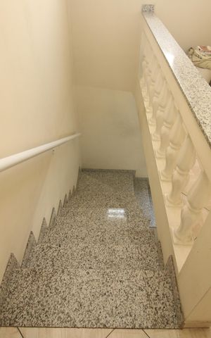 Casa à venda com 240m², 4 quartos e 2 vagasEscada de acesso