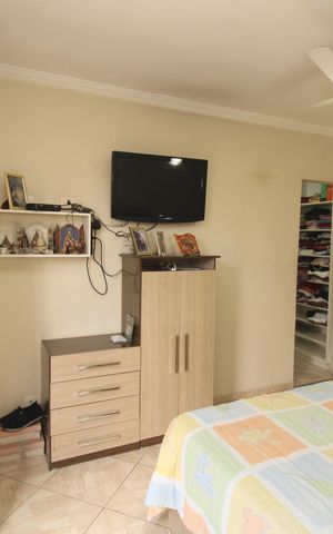Casa à venda com 240m², 4 quartos e 2 vagasSuíte
