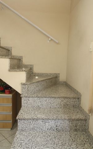 Casa à venda com 240m², 4 quartos e 2 vagasEscada de acesso