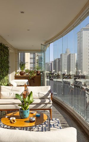 Apartamento à venda com 249m², 4 quartos e 4 vagas Apartamento à venda com 249m², 4 quartos e 4 vagasVaranda