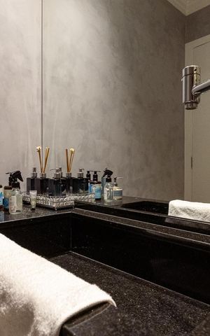 Apartamento à venda com 249m², 4 quartos e 4 vagas Apartamento à venda com 249m², 4 quartos e 4 vagasLavabo