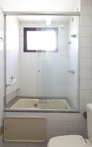 Apartamento à venda com 136m², 4 quartos e 3 vagasBanheiro da Suíte 2