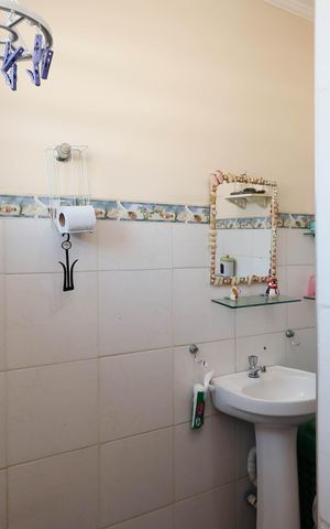 Casa à venda com 250m², 5 quartos e 2 vagas Casa à venda com 250m², 5 quartos e 2 vagasBanheiro social