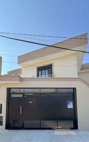 Casa à venda com 185m², 3 quartos e 2 vagasFachada + plaquinha