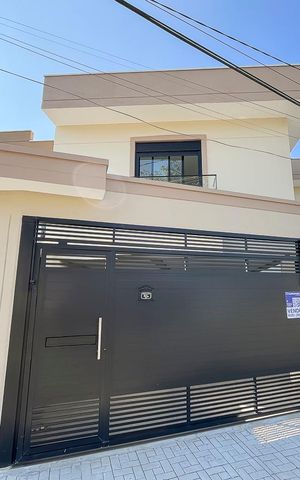 Casa à venda com 185m², 3 quartos e 2 vagasFachada + plaquinha