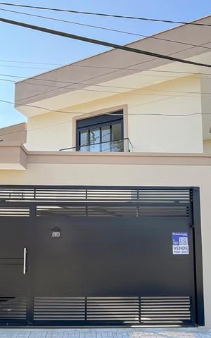 Casa à venda com 185m², 3 quartos e 2 vagasFachada + plaquinha