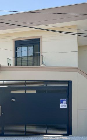 Casa à venda com 185m², 3 quartos e 2 vagasFachada + plaquinha