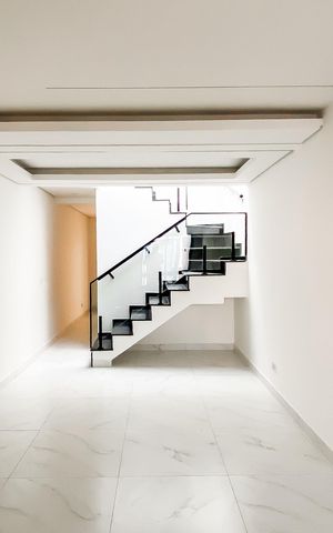 Casa à venda com 140m², 3 quartos e 2 vagas Casa à venda com 140m², 3 quartos e 2 vagasSala