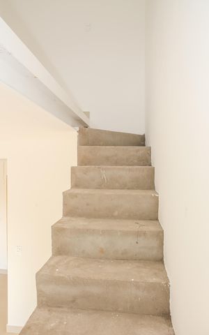 Apartamento à venda com 42m², 1 quarto e sem vaga Apartamento à venda com 42m², 1 quarto e sem vagaEscada