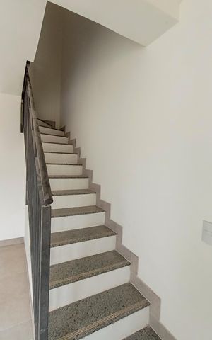 Casa de condomínio à venda com 60m², 2 quartos e 1 vaga Casa de condomínio à venda com 60m², 2 quartos e 1 vagaEscadas