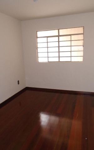 Casa à venda com 360m², 3 quartos e 2 vagas Casa à venda com 360m², 3 quartos e 2 vagasQuarto