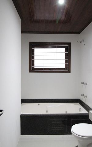 Casa à venda com 290m², 5 quartos e 3 vagasBanheiro da Suíte 1